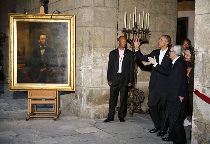 Obama, eşi Michelle Obama ve kızları Malia ile Sasha ile Kent Müzesi'ni ziyaretinde de özellikle köleliği kaldıran ABD Başkanı Abraham Lincoln portresinin önünde basın mensuplarına poz verdi. 