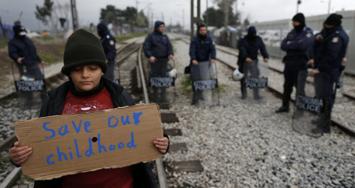Yunanistan'ın Makedonya sınırındaki İdomeni kasabasından bir çocuk sığınmacı: Çocukluğumuzu kurtarın